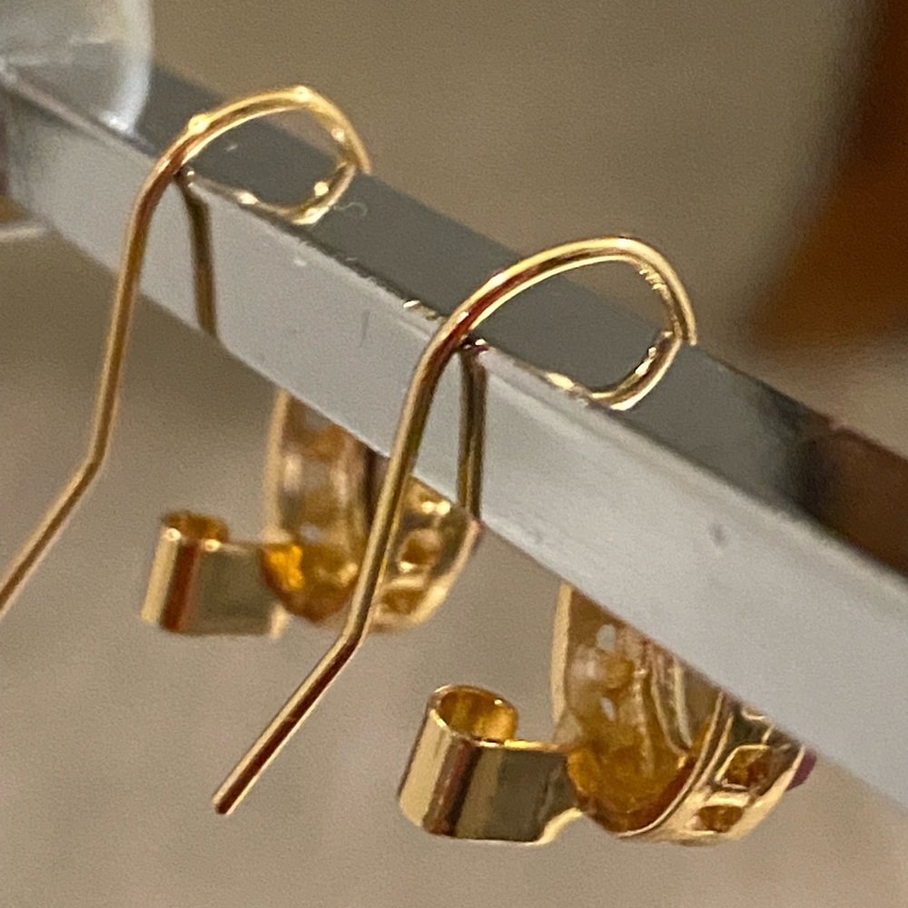 Stunning 14kt gold plated over metal Ruby drop earrings side clasp. - Picture 6 of 11
